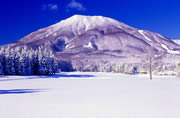 「雪原に聳える黒姫山」